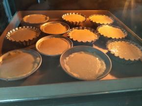 椰蓉液再搅拌一下，倒入到塔皮中，放入180度烤箱，继续烤制30分钟，注意上色情况，可以加盖锡纸。