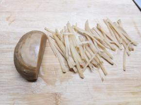 就这种咸菜疙瘩，叫做芥菜头吧，超市卖酱菜的地方就有。切成细丝