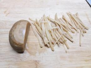 就这种咸菜疙瘩，叫做芥菜头吧，超市卖酱菜的地方就有。切成细丝