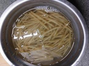 放进冷水中浸泡最少半小时，去除一大部分盐，不然会太咸的