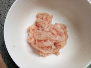 加一点点水，一小勺淀粉腌制一下，肉肉会比较嫩