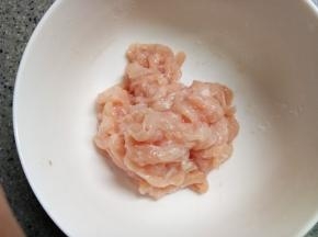 加一点点水，一小勺淀粉腌制一下，肉肉会比较嫩