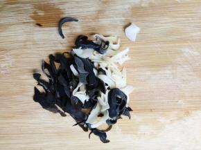 木耳泡发切丝（忽略里面的白木耳，我好奇买的，就和我家黑木耳混放在一个盒子里了）