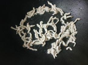 炒到肉丝变白就差不多熟了，盛出备用。同时切好葱花，把泡好的咸菜捞出挤干水分