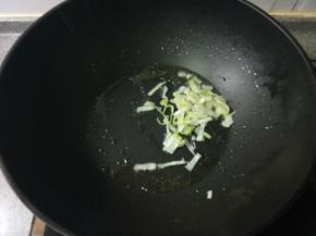 锅中再放少许油，下葱花爆香