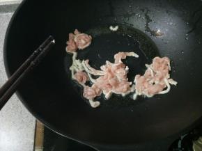 热锅凉油，下肉丝进去划散