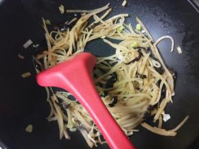 放入咸菜丝和木耳丝翻炒