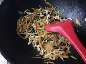 放入肉丝继续翻炒