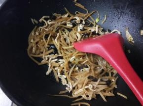 放入肉丝继续翻炒