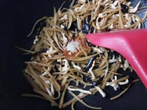 最后根据自己口味撒点辣椒粉和鸡精进去炒匀即可出锅了