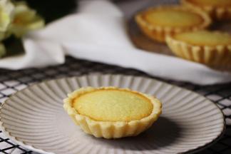 取出稍晾，就可以脱模放入晾网上了。