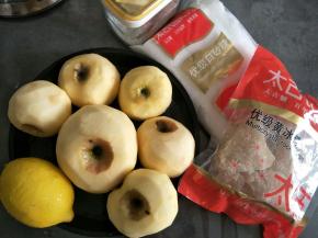 准备好食材，苹果洗干净，削皮。。