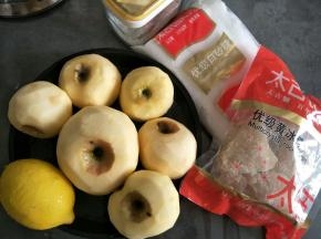 准备好食材，苹果洗干净，削皮。。