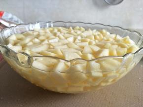 苹果切成小块，放入到盐水中。