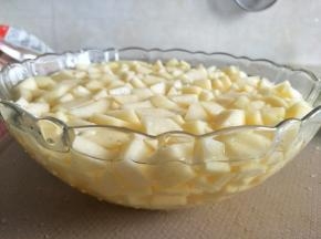 苹果切成小块，放入到盐水中。