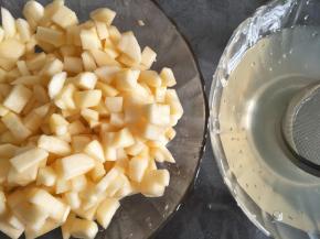 让苹果块浸泡到盐水中，盖盖子静置半小时左右,捞出后，沥干水份。