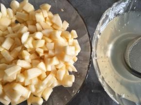 让苹果块浸泡到盐水中，盖盖子静置半小时左右,捞出后，沥干水份。
