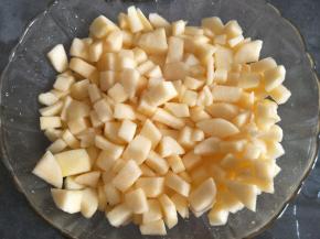 加入白砂糖,搅拌让苹果块都沾上白砂糖，腌制1小时。