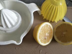 柠檬取汁，待用。
