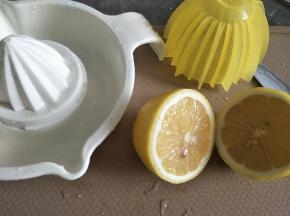 柠檬取汁，待用。