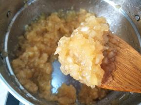 用木铲翻炒，同时可以把大块苹果粒切小块，翻炒到浓稠，加入柠檬汁。变透明了，就可以了。