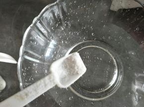 一个大容器内加入纯净水，和一勺盐搅匀。