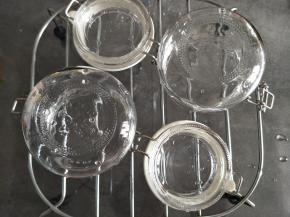 果酱罐消毒，保持干燥。