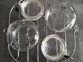 果酱罐消毒，保持干燥。