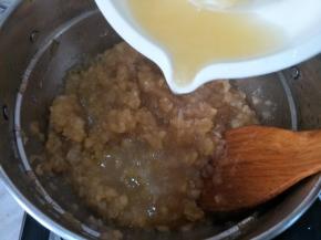 锅中放入腌好的苹果块，和冰糖。烧开后，小火熬制。