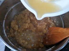 锅中放入腌好的苹果块，和冰糖。烧开后，小火熬制。