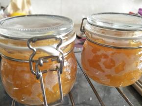 趁热放入罐子中。晾凉冰箱冷藏保存。