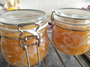 趁热放入罐子中。晾凉冰箱冷藏保存。