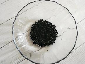 洗净黑豆，并浸泡到豆子膨胀。