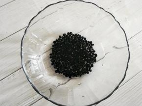 洗净黑豆，并浸泡到豆子膨胀。