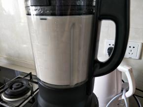 放入豆浆机或者破壁机内适当水位打豆浆