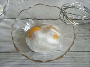 蛋黄中加入细砂糖搅拌均匀，成为蛋黄液。