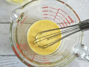 搅拌均匀，不见干粉，成为蛋黄糊。