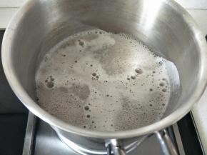 再把混合液放到火上，小火加热，并不停用手抽搅拌。