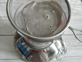 用细的网筛过滤打好的豆浆，取纯的豆浆液，可以过筛2次，口感上会更加的细腻。