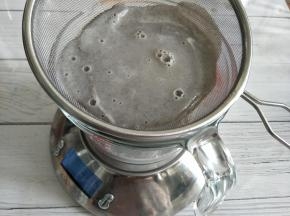 用细的网筛过滤打好的豆浆，取纯的豆浆液，可以过筛2次，口感上会更加的细腻。