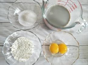 准备好豆乳卡仕达酱的所有食材，低筋面粉和玉米淀粉混合