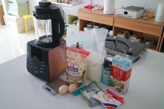 准备好所有材料，以及一台破壁机，或者料理机和料理棒都可以