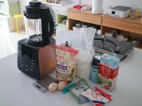 准备好所有材料，以及一台破壁机，或者料理机和料理棒都可以