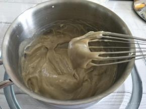 直到出现浓稠状态，挂到打蛋器上，即可。