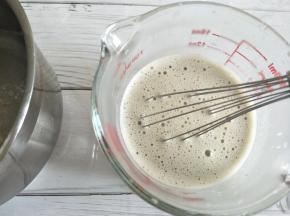 把豆浆液再煮沸一下，立即关火后导入做好的蛋黄湖中，不停搅拌均匀。