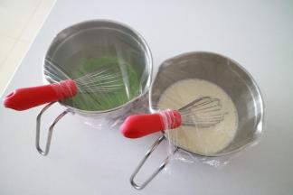 主料中除了抹茶粉的材料全部放进料理杯中搅打均匀，然后分出300g原味面糊，剩下的加4g抹茶粉，继续搅打均匀，然后盖上保鲜膜放进冰箱冷藏30分钟左右