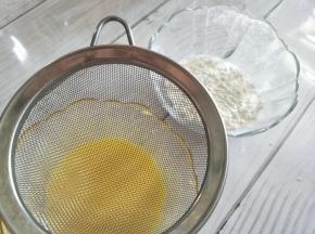 蛋黄液中筛入粉类。