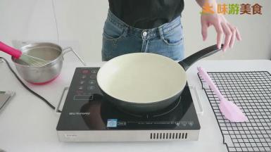 在这里我用的是一口陶瓷不粘锅和电陶炉，电陶炉受热面积比较大，但是会更均匀