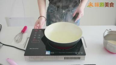 冷藏均匀的面糊在煎制以前一定要再搅匀一下，以防淀粉沉底，面糊上下稀稠不一致，
然后将面糊倒入加热好的锅中，多余的面糊倒回盆中，这样煎出来的面糊会比较薄