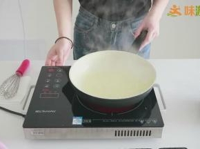 冷藏均匀的面糊在煎制以前一定要再搅匀一下，以防淀粉沉底，面糊上下稀稠不一致，
然后将面糊倒入加热好的锅中，多余的面糊倒回盆中，这样煎出来的面糊会比较薄